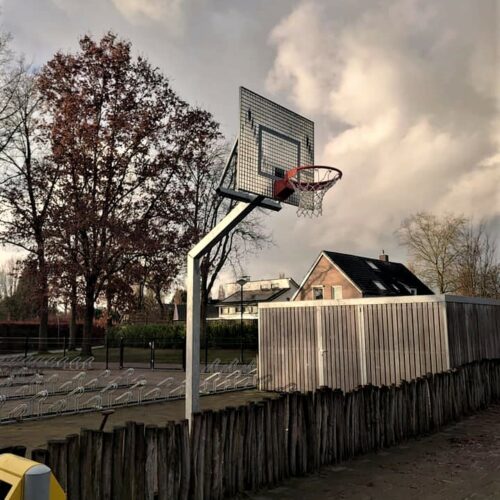 Basketbalpaal model Classic 85 De outdoor basketbalpaal Classic is ontworpen voor langdurige plaatsing op pleinen en sportvelden, met een stevige constructie die geschikt is voor dagelijks intensief gebruik.