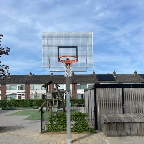 Basketbalpaal Heavy compleet 47 Basketbalpaal model Heavy, een aanwinst voor uw buitenruimte. Hier het geluidsarme antivandaal basketbalbord wit gecoat en de basketbalpaal zelf verzinkt.