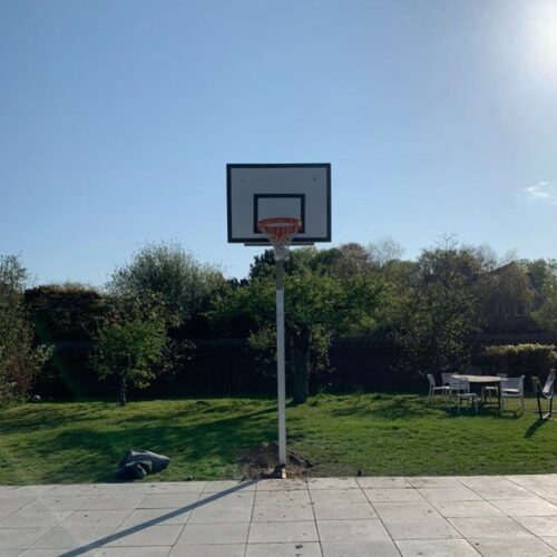 Basketbalpaal model Classic 71 Deze basketbalpaal is absoluut een aanwinst voor de buitenruimte. Hier uitgevoerd met kunststof basketbalbord.