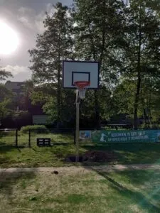 Ook deze afbeelding is van direct na de plaatsing. Basketbalpaal model Rothe+ geproduceerd van rvs en hier uitgevoerd met wit gelamineerd basketbalbord en verende dunkring. Ook deze estaat in den Bosch.