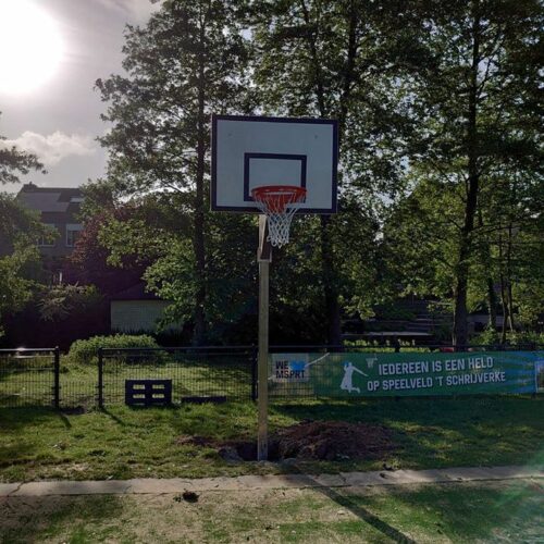 Verstelbare basketbalpaal Rothe+ 52 Ook deze afbeelding is van direct na de plaatsing. Basketbalpaal model Rothe+ geproduceerd van rvs en hier uitgevoerd met wit gelamineerd basketbalbord en verende dunkring. Ook deze estaat in den Bosch.