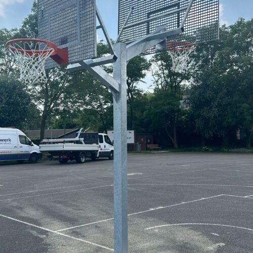Basketbalpaal Heavy compleet 49 Anitvandalisme basketbalpaal Heavy is met 2 borden geschikt voor iedere leeftijd. De kleintjes aan de ene kant en aan de andere kant de (semi) professionele basketballer. Deze hebben we in Vlaanderen gemonteerd.
