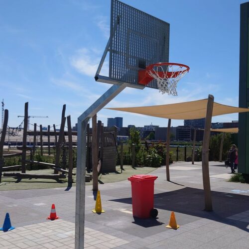 Basketbalpaal model Classic 87 Dankzij het robuuste antivandaal basketbalbord van 105 x 90 cm is dit model uiterst geschikt voor openbare speelplekken waar vandalismebestendigheid vereist is. Deze staat in Amsterdam.