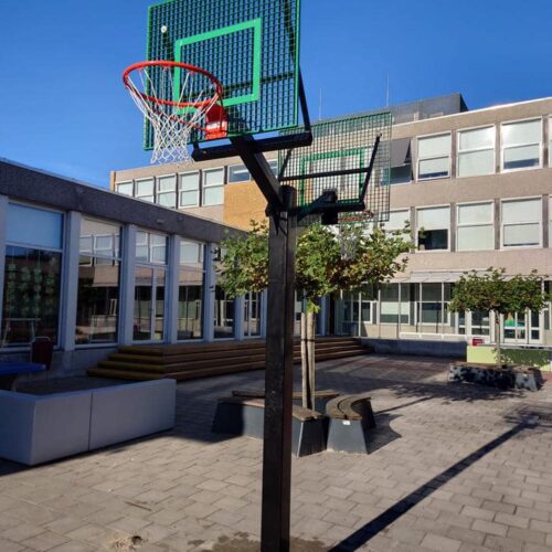 Basketbalpaal model Duo 26 Basketbalpaal model DUO, is is gekozen voor 2 verschillende basketbalbordhoogtes 1 x wedstrijdhoogte en 1 x kinderhoogte.