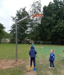 Onze verstelbare basketbalpaal van RVS met gelamineerd kunststof basketbalbord 105 x 90 cm met rode wedstrijdring. Ook met geluidsarm antivandaal basketbalbord leverbaar.