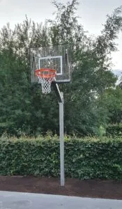 Deze basketbaldoel staat door gebruik van de materialen garant voor jarenlang onbezorgd plezier voor uw sportieve jeugd. Topkwaliteit voor een ongekend scherpe prijs.