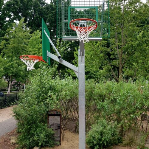 Basketbalpaal model Duo 38 Of u nu een standaardhoogte wilt of twee verschillende bordhoogtes voor gevarieerd gebruik, wij stemmen de Duo Basketbalpaal volledig af op uw wensen voor optimale functionaliteit.