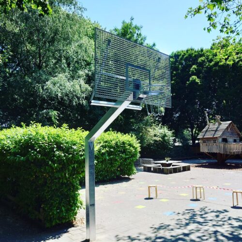 Basketbalpaal Heavy compleet 45 Basketbalpaal Heavy met wedstrijdformaat basketbalbord. Een ideale basketbalpaal voor zowel de wedstrijdspeler als de recreant.