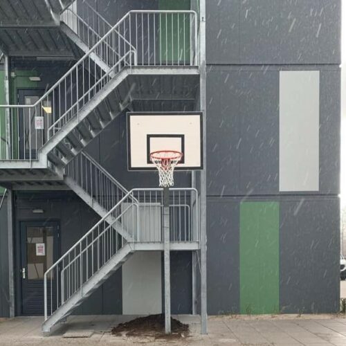 Basketbalpaal model Classic 65 Basketbalpaal model Classic in de verzinkte uitvoering met kunststof basketbalbord. Nog altijd een top-aanbieding