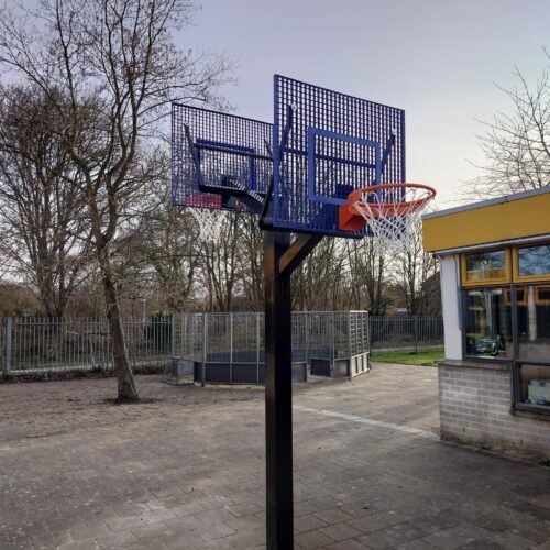 Basketbalpaal model Duo 34 Deze basketbaldoel staat bij de Eduvier Onderwijsgroep in Lelystad. DE staanders diepzwart ral 9005 en de antivandaal basketbalborden in een fraaie blauwe ral kleur.