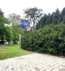 Deze hoogwaardige RVS basketbalpaal is perfect geschikt voor buitengebruik op schoolpleinen, sportvelden en openbare speelplekken waar duurzaamheid en veiligheid essentieel zijn.