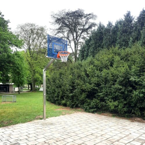 Basketbalpaal Rothe Fixed 61 Deze hoogwaardige RVS basketbalpaal is perfect geschikt voor buitengebruik op schoolpleinen, sportvelden en openbare speelplekken waar duurzaamheid en veiligheid essentieel zijn.