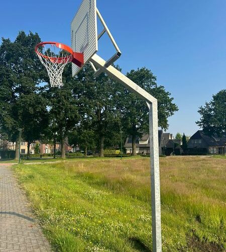 Basketbalpaal model Classic 92 Basketbalpaal Classic met geluidsarm rooster basketbalbord. Een aanwinst voor uw sportieve jeugd. Ideaal op schoolpleinen.