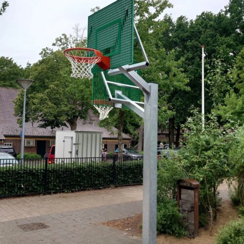 Basketbalpaal model Duo 39 De Duo Basketbalpaal met twee anti-vandalen basketbalborden is dé ideale keuze voor schoolpleinen, speelterreinen en sportlocaties die duurzaamheid, veiligheid én speelplezier willen combineren.