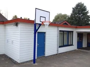 Basketbalpaal Rothe + in het blauw gecoat. Doordat de basketbalpalen van rvs zijn is coating echer niet nodig!