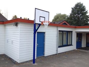 Basketbalpaal Rothe + in het blauw gecoat. Doordat de basketbalpalen van rvs zijn is coating echer niet nodig!