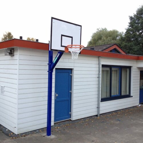 Verstelbare basketbalpaal Rothe+ 39 Basketbalpaal Rothe + in het blauw gecoat. Doordat de basketbalpalen van rvs zijn is coating echer niet nodig!