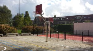 Onze basketbaldoelen uit deze serie met op de achtergrond onze mini multi- sportkooi. Een perfect ingericht schoolplein. (Ook alle sport-belijningen hebben wij verzorgd).