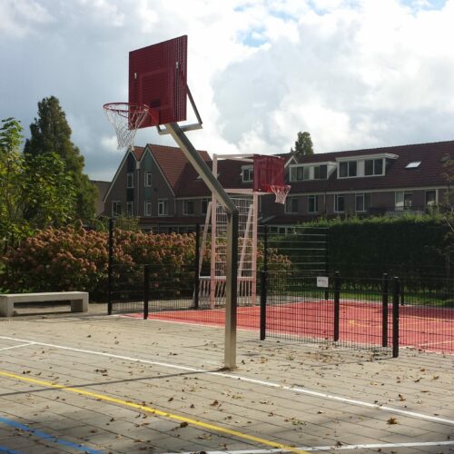 Basketbalpaal Rothe Fixed 43 Onze basketbaldoelen uit deze serie met op de achtergrond onze mini multi- sportkooi. Een perfect ingericht schoolplein. (Ook alle sport-belijningen hebben wij verzorgd).