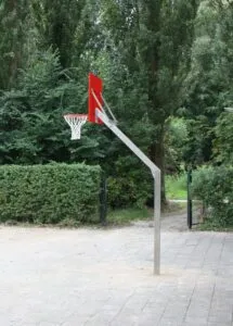 Basketbalpaal Rothe Fixed. Absoluut een topproduct voor een zeer scherpe prijs! Door de stijlvolle, natuurlijke RVS-uitstraling past deze basketbalpaal moeiteloos in moderne schoolomgevingen, sportparken en speeltuinen.