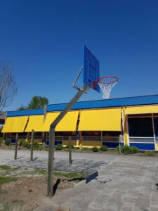 Basketbalpaal Rothe Fixed. De ideale basketbalpaal voor scholen en speelpleinen. Afgebeeld met blauw gecoat antivandaal basketbalbord.