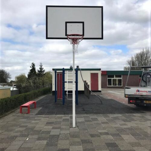 Basketbalpaal model Classic 62 Basketbalpaal model Classic. Wit gecoat met wedstrijdformaat basketbalbord. De Classic basketbalpaal is bijzonder geschikt voor buitengebruik dankzij de stevige constructie van volbad verzinkt staal en het onderhoudsarme ontwerp.