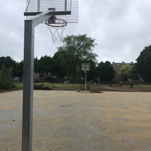 Basketbalpaal model Classic 55 Basketbaldoelen model Classic in de verzinkte uitvoering met antivandaal basketbalbord. De voordelige geluidsarme oplossing voor uw speelplein.