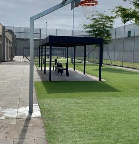 Basketbalpaal model Classic 67 Hier is deze duurzame en voordelige basketbalpaal uitgevoerd met een zwart gecoat antivandaal basketbalbord