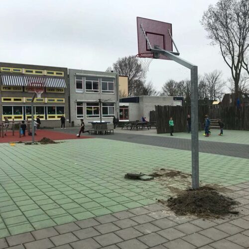 Basketbalpaal model Classic 53 Montagefoto van deze duurzame en voordelige basketbalpalen in Katwijk. Een ideale oplossing voor school- en speelpleinen