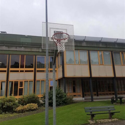 Basketbalpaal model Classic 57 Basketbalbord mol Classic, afgebeeld met voetplaat en geluidsarm antivandaal basketbalbord,