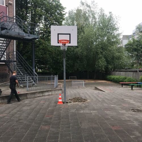 Basketbalpaal model Classic 54 Basketbaldoelen model Classic, een montagefoto van deze duurzame en voordelige basketbalpalen in Katwijk.