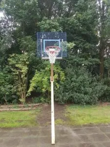 De montage van deze verstelbare rvs basketbalpalen is zeer goed zelf te doen. Maar ook wij kunnen dit natuurlijk voor u verzorgen.