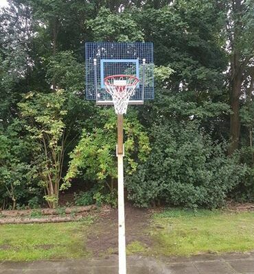 Basketbalpaal Rothe+ 48 De montage van deze verstelbare rvs basketbalpalen is zeer goed zelf te doen. Maar ook wij kunnen dit natuurlijk voor u verzorgen.