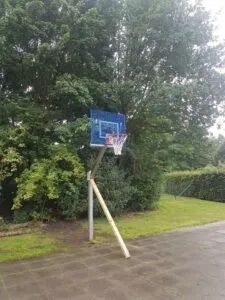 Op de afbeelding ziet u hoe we de basketbalpaal stutten als deze in het cement gezet is. Even laten drogen en gereed voor gebruik.