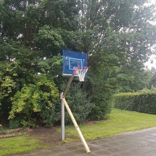 Verstelbare basketbalpaal Rothe+ 47 Op de afbeelding ziet u hoe we de basketbalpaal stutten als deze in het cement gezet is. Even laten drogen en gereed voor gebruik.