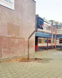 Net geplaatst. Basketbalpaal Rothe Fixed met blauw geluidsarm antivandaal basketbalbord. Een ideale oplossing voor schoolpleinen.