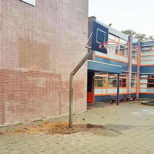 Basketbalpaal Rothe Fixed 47 Net geplaatst. Basketbalpaal Rothe Fixed met blauw geluidsarm antivandaal basketbalbord. Een ideale oplossing voor schoolpleinen.