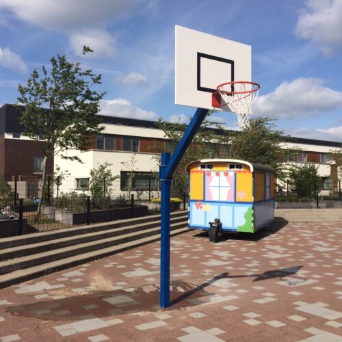 Verstelbare basketbalpaal Rothe+ 30 Hier is gekozen voor een fraaie blauwe poedercoating van de basketbalpaal.
