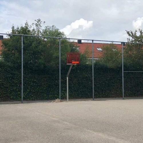 Basketbalpaal Rothe Fixed 35 Onze basketbalpaal Rothe Fixed in Amsterdam bij het Noorderlicht. En ook voor de ballenvanger op de achtergrond kunt u natuurlijk bij SKWshop terecht.
