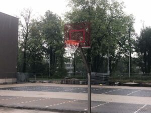 Vanwege de gebruikte materialen, zijn dit ideale basketbalpalen voor de buitenruimte. Ook hier weer afgebeeld met geluidsarm basketbalbord