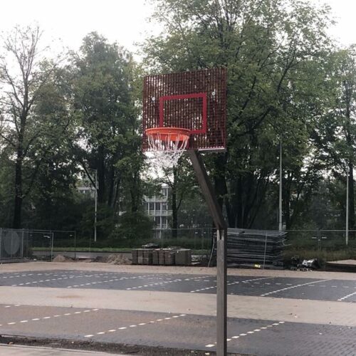Basketbalpaal Rothe Fixed 34 Vanwege de gebruikte materialen, zijn dit ideale basketbalpalen voor de buitenruimte. Ook hier weer afgebeeld met geluidsarm basketbalbord