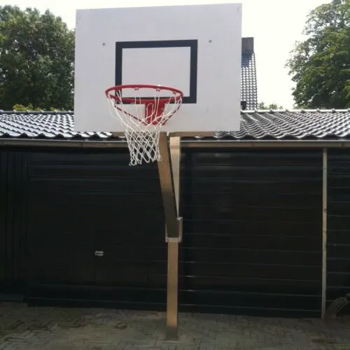 Onze rvs basketbalpaal model Rothe+ voorzien van watervast verlijmd basketbalbord.
