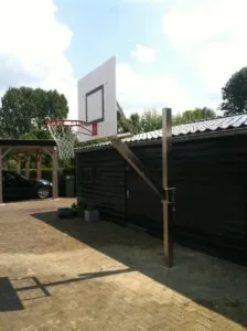 Op de afbeelding ziet u dat de het bord van basketbaldoel in alle hoogtes over de staander verzet kan worden.
