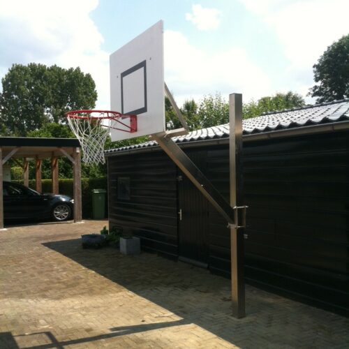 Verstelbare basketbalpaal Rothe+ 43 Op de afbeelding ziet u dat de het bord van basketbaldoel in alle hoogtes over de staander verzet kan worden.