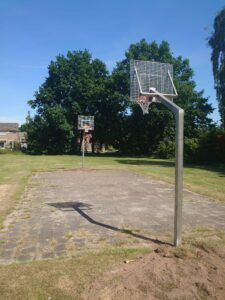 Leuke en eenvoudig veldje om te basketballen uitgevoerd met onze rvs basketbaldoel model Rothe Fixed met verzinkte antivandaal basketbalborden.