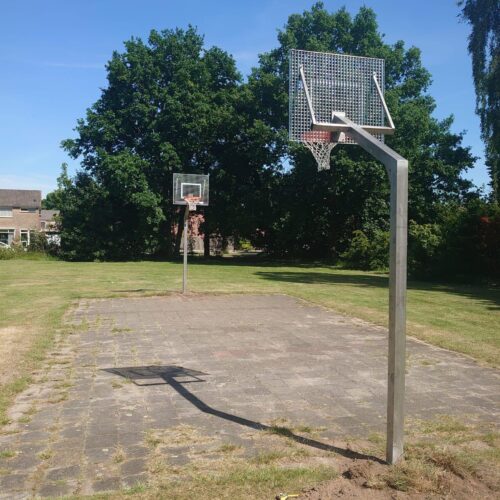 Basketbalpaal Rothe Fixed 59 Leuke en eenvoudig veldje om te basketballen uitgevoerd met onze rvs basketbaldoel model Rothe Fixed met verzinkte antivandaal basketbalborden.