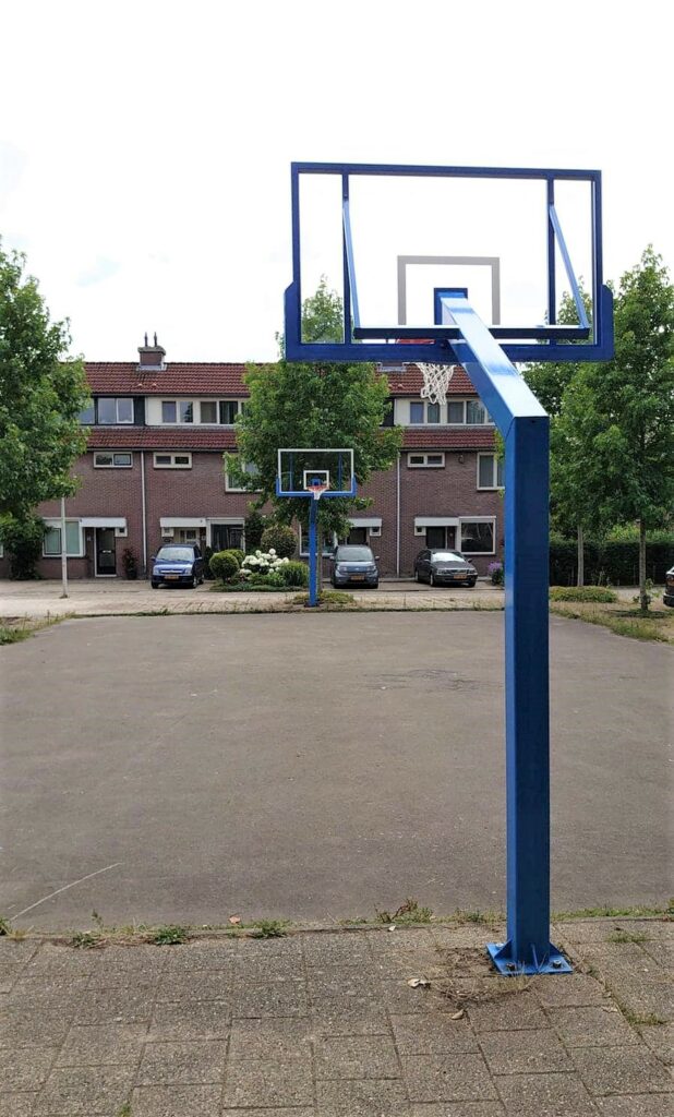 Basketbal op schoolplein of speelplein: afmetingen, basketbalpalen en inrichting 7 Ook dit basketbalveldje met onze professionele outdoor basketbalpalen model Profi. Absoluut een aanwinst voor uw sportieve jeugd.