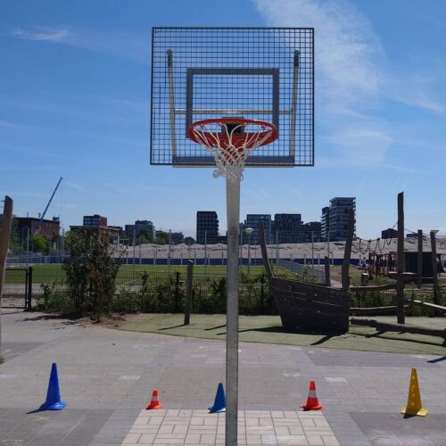 Basketbalpaal model Classic 88 Kies bij deze voordelige basketbalpaal Classic zonder meerprijs voor een antivandaal basketbalbord in een RAL-kleur naar wens, ideaal voor sportieve instellingen en scholen.