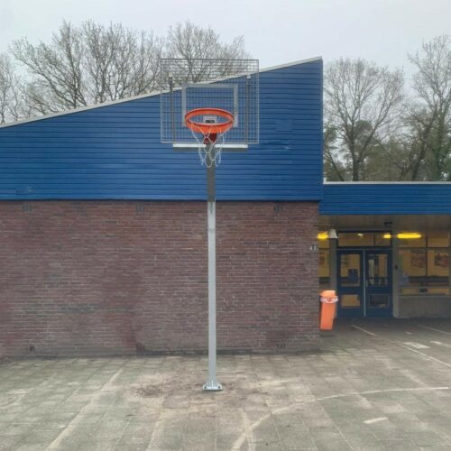 Basketbalpaal model Classic 83 Het Classic basketbaldoel combineert professionele afmetingen met een sterke, duurzame afwerking en is ontworpen voor jarenlang speelplezier op elke buitenlocatie.
