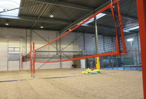 Beachvolleybal-sets 20 Beachvolleybalpalen met kevlar net., Hier de netpalen oranje gecoat. Deze topsegment beachvolleypalpalen kunnen ook in het geel of in het blauw gecoat worden.